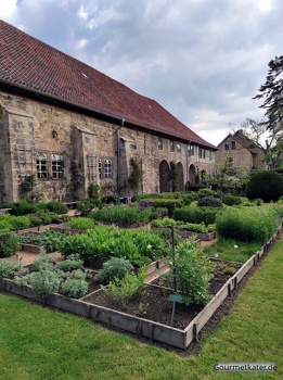 Kräutergarten mit Hochbeeten