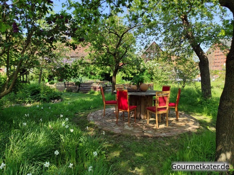 Garten mit Tisch